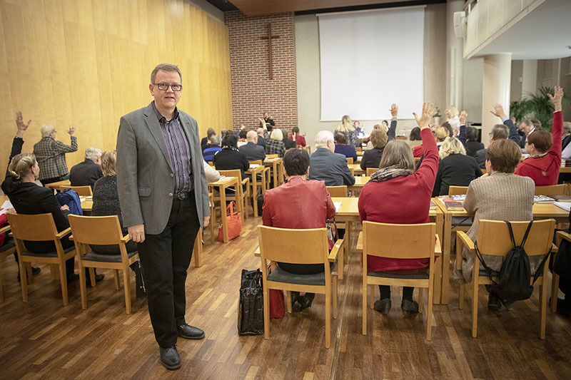Etualalla rekisteripäällikkö Kari Salonen ja takana yhteisen kirkkovaltuuston kokous.