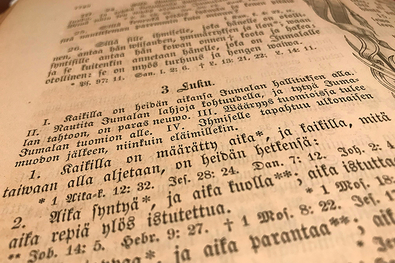 Vanha, kellastunut Raamattu on avattu Saarnaajan kirjan kohdalta. ”Kaikella on aikansa”.