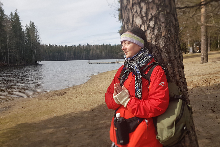 Sari Koivisto katselee järvelle.
