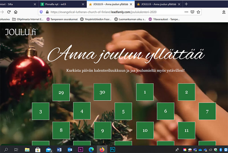 Jouluisella taustalla neliönmuotoisia luukkuja, joissa jokaisessa on numero.