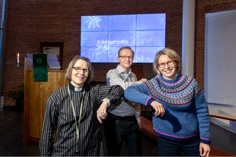 Kohtaamispaikan toiminnasta vastaavat vapaaehtoiset ja pastori.