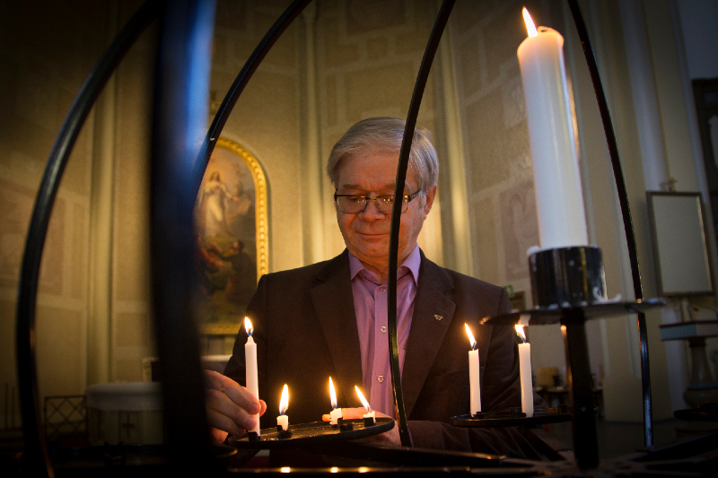 Paavo Kettunen sytyttää kynttilää lähetyskynttelikköön.