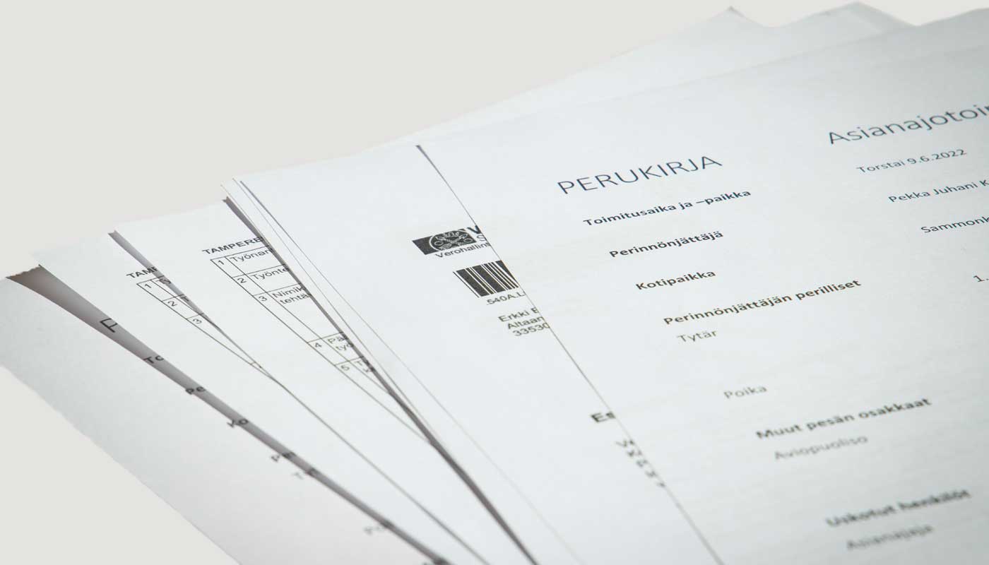 Pöydälle on asetettu perunkirjoitukseen liittyviä asiakirjoja.