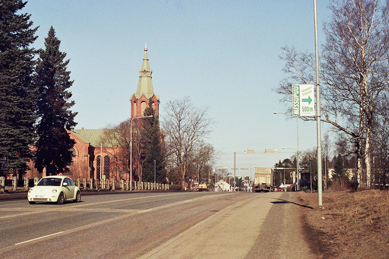 Messukylän kirkko aurinkoisena päivännä vuonna 2009