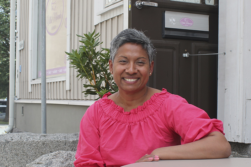 Anu Rohima-Mylläri istuu kahvilan terassilla.