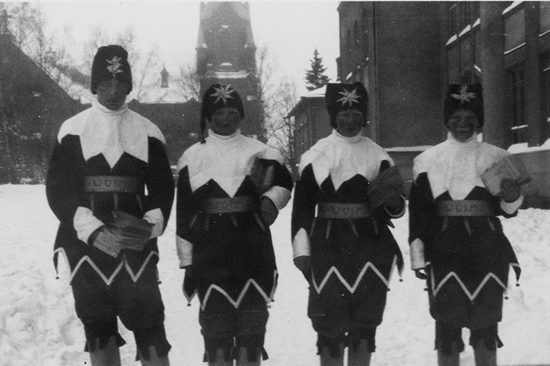 Neljä tonttua Aleksanterin kirkon läheisyydessä.