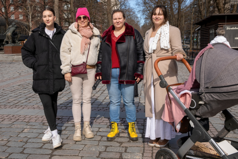 Jade Seppälä, Ulla Seppälä, Claudia Seppälä ja Jasmin Seppälä sekä hänen vauvansa nauttivat keväisestä auringosta Hämeenpuistossa.