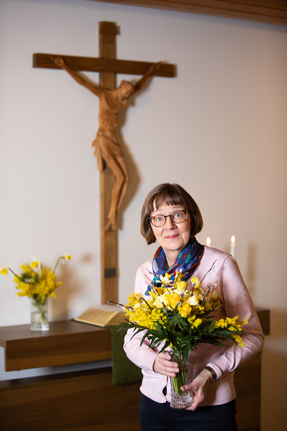 Liisa Tuominen pitää käsissään keltaisia tulppaaneja.