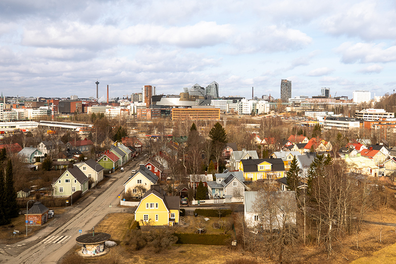 Kaupunkinäkymän etualalla on puisia omakotitaloja ja kauempana kerrostaloja sekä areena ja Näsinneula.