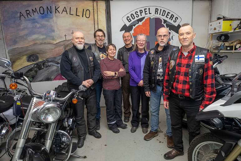 Moottoripyöräkerho Gospel Ridersin jäseniä kerhotiloissa.