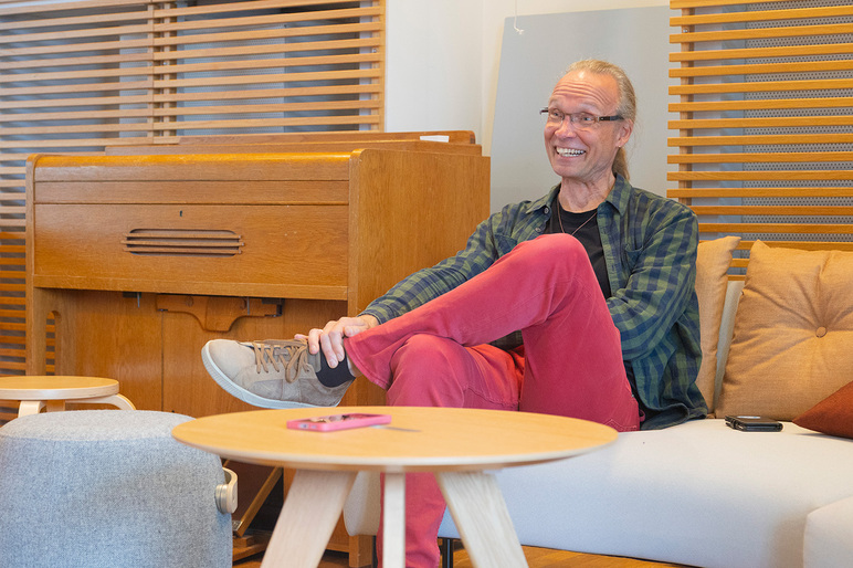 Oppilaitospappi Kimmo Nieminen istuu yliopiston kappelin sohvalla.