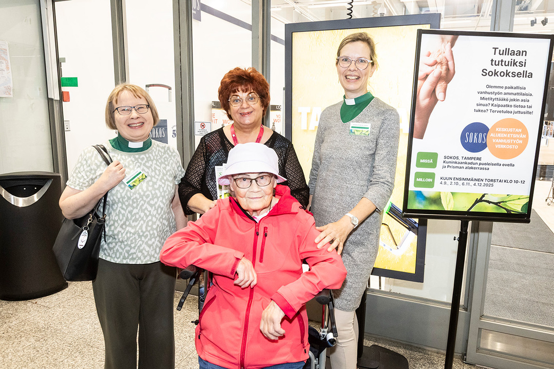 Seurakuntien etsivän vanhustyön työntekijöitä Tampereen Sokoksella.