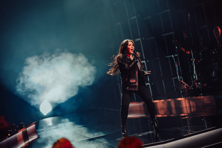 Laulaja Diandra esiintymässä Yle:n Elämäni biisi -ohjelmassa.