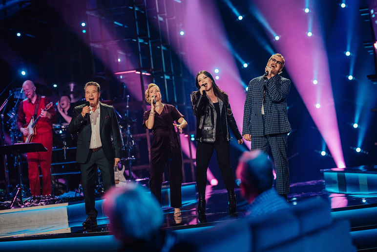 Diandra ja muut laulajat esittämässä potpuria Vain elämää -ohjelmassa.