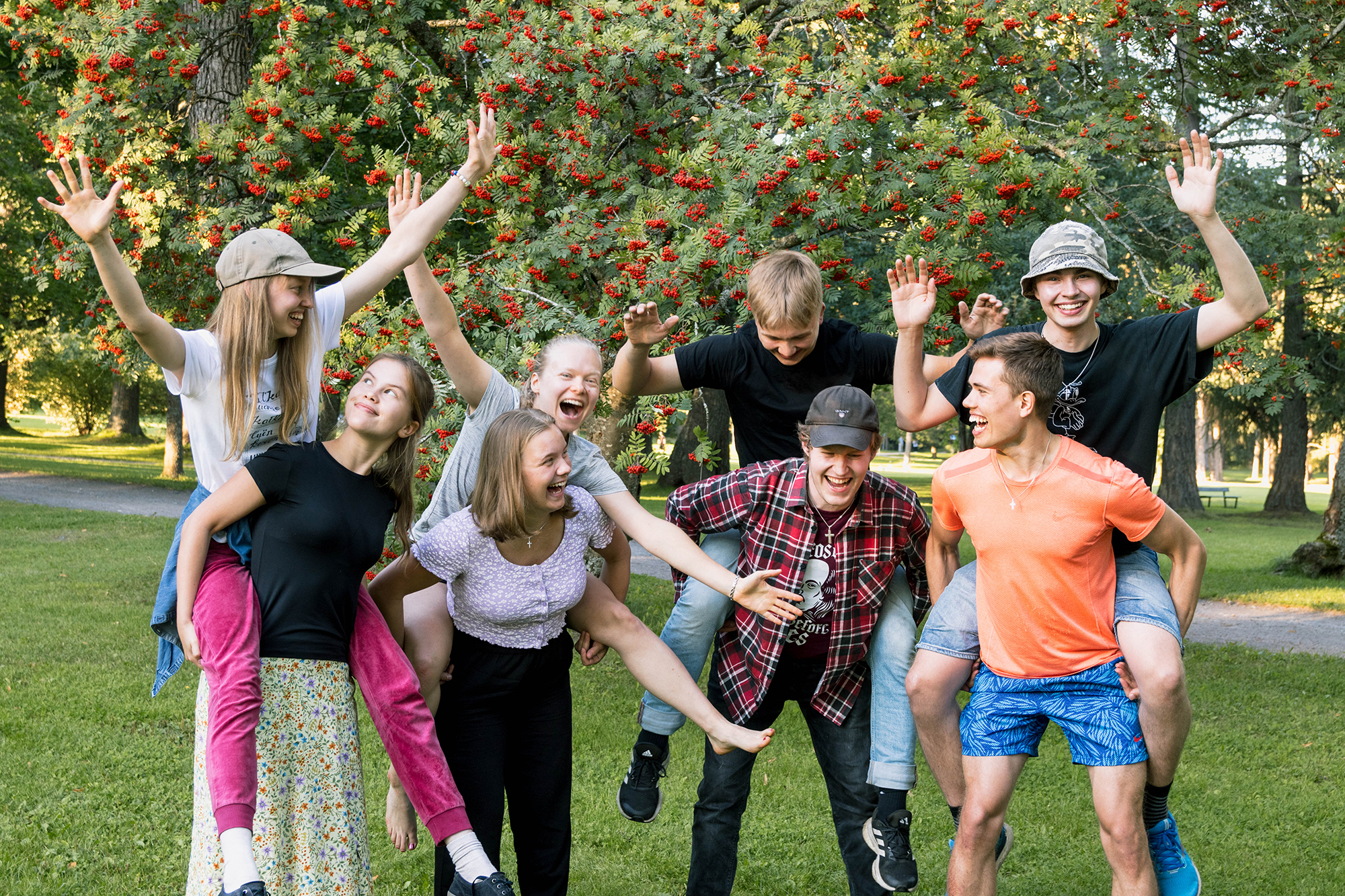 Uuden verson Future-nuortenyhteisön nuoria viettämässä aikaa puistossa.