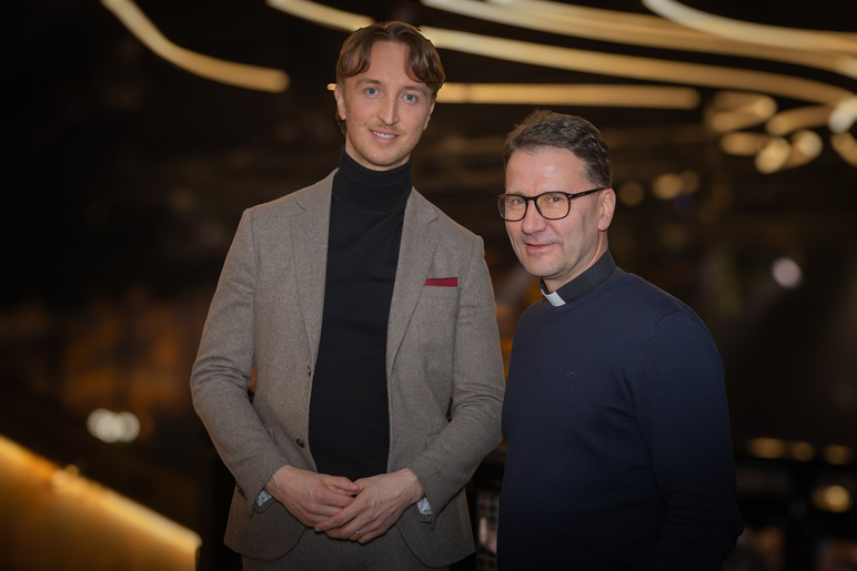 Kaksi miestä seisoo vierekkäin ja hymyilevät kameralle.