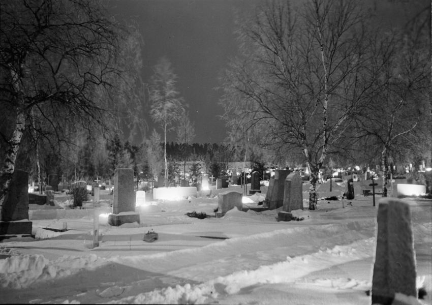 Mustavalkoinen valokuva talvisesta Kalevankankaan hautausmaasta 50-luvulla.