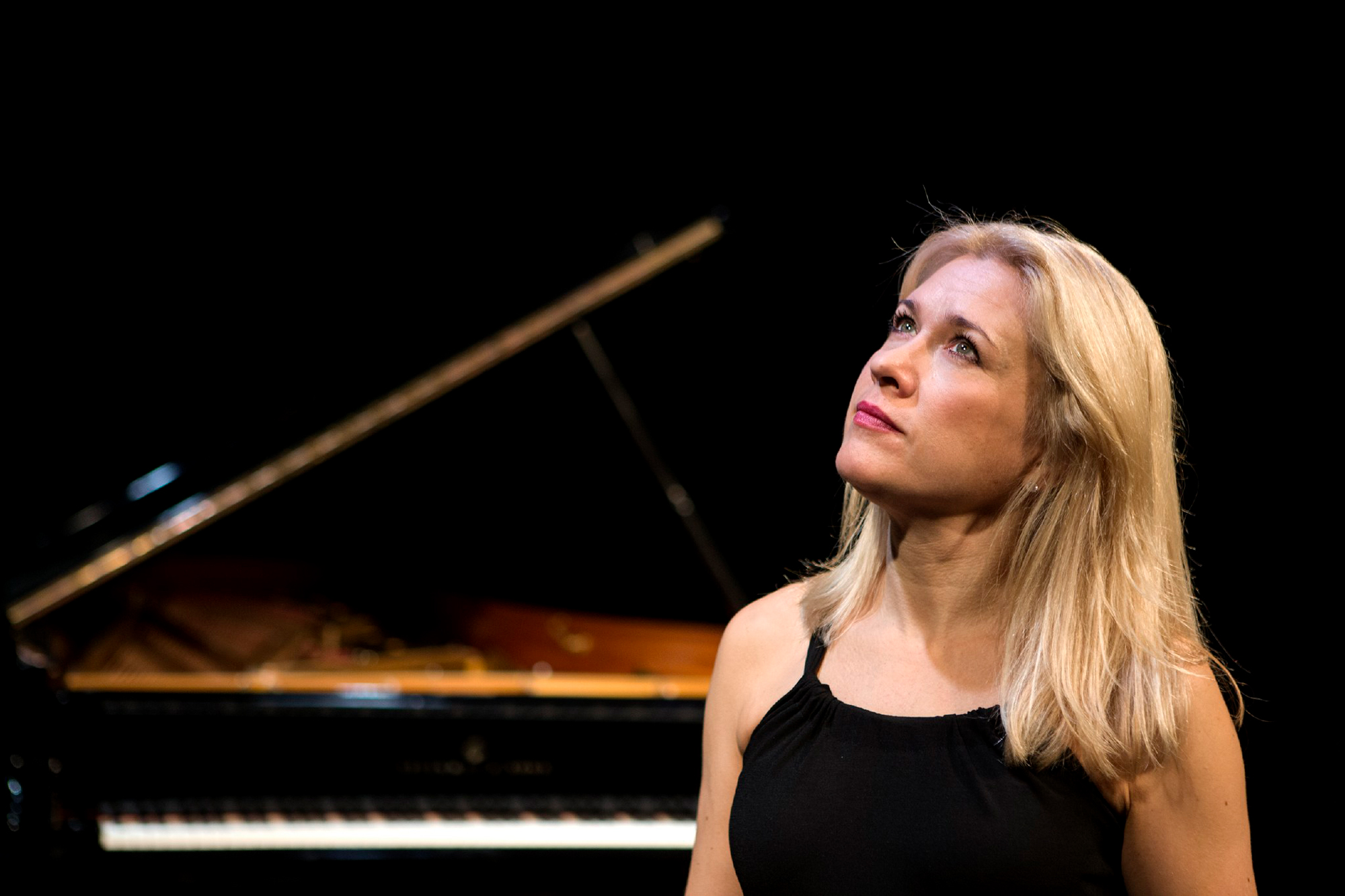 Nainen katsoo pois päin kamerasta vakavan näköisenä.