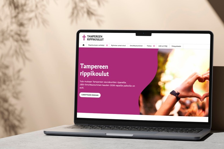 Kannettava tietokone, jonka kuvaruudulla on tekstiä värillisellä pohjalla.