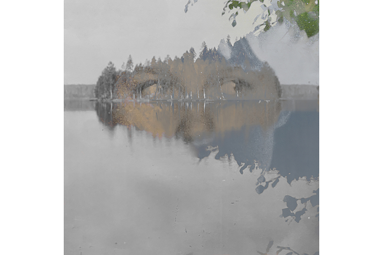 Himmeä maalaus vesistöstä ja saaresta.