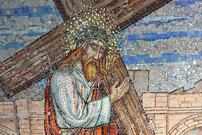 Mosaiikkia, jossa Jeesus kantaa ristiä.