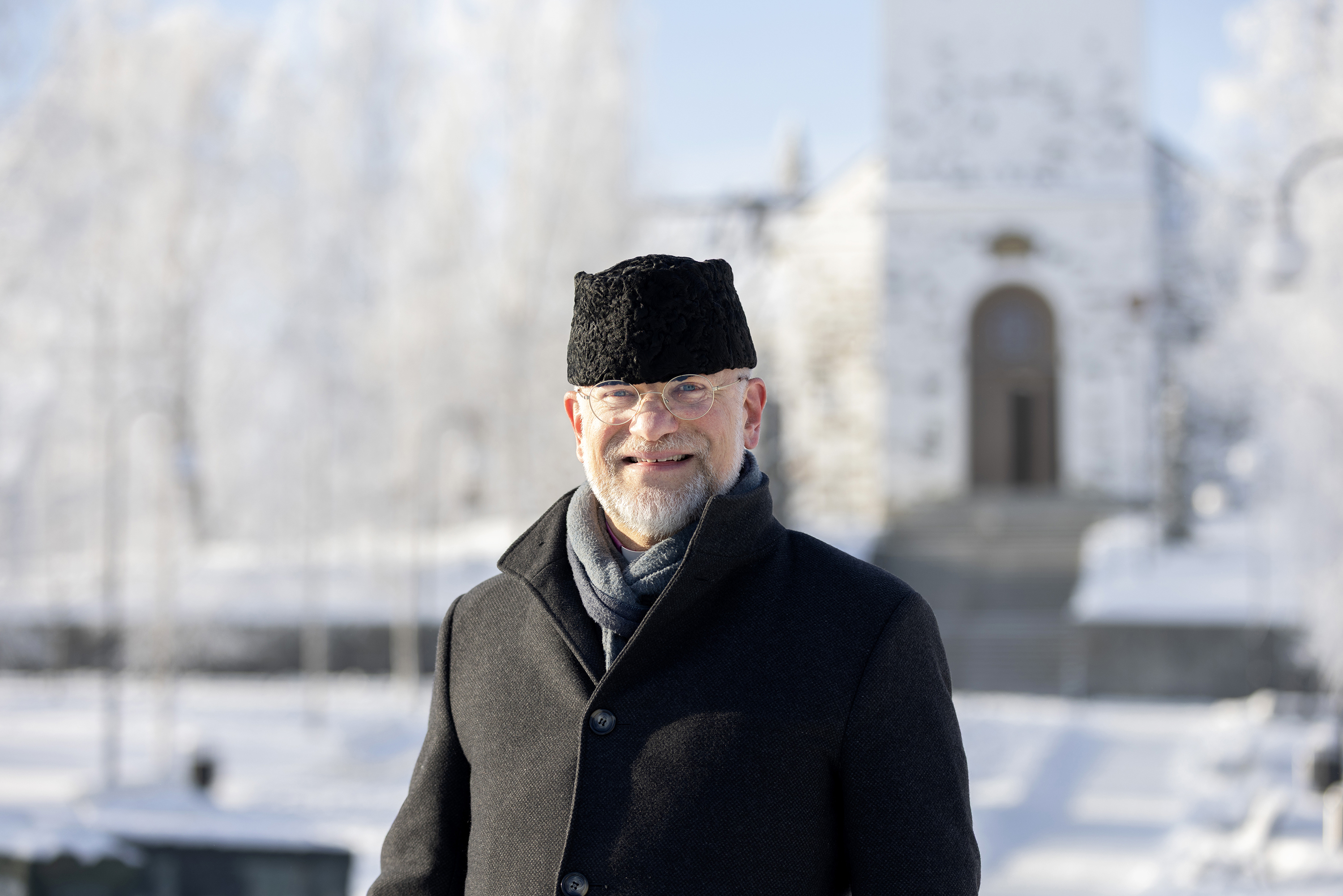 Henkilö seisoo talvisessa maisemassa ulkovaatteet päällä.